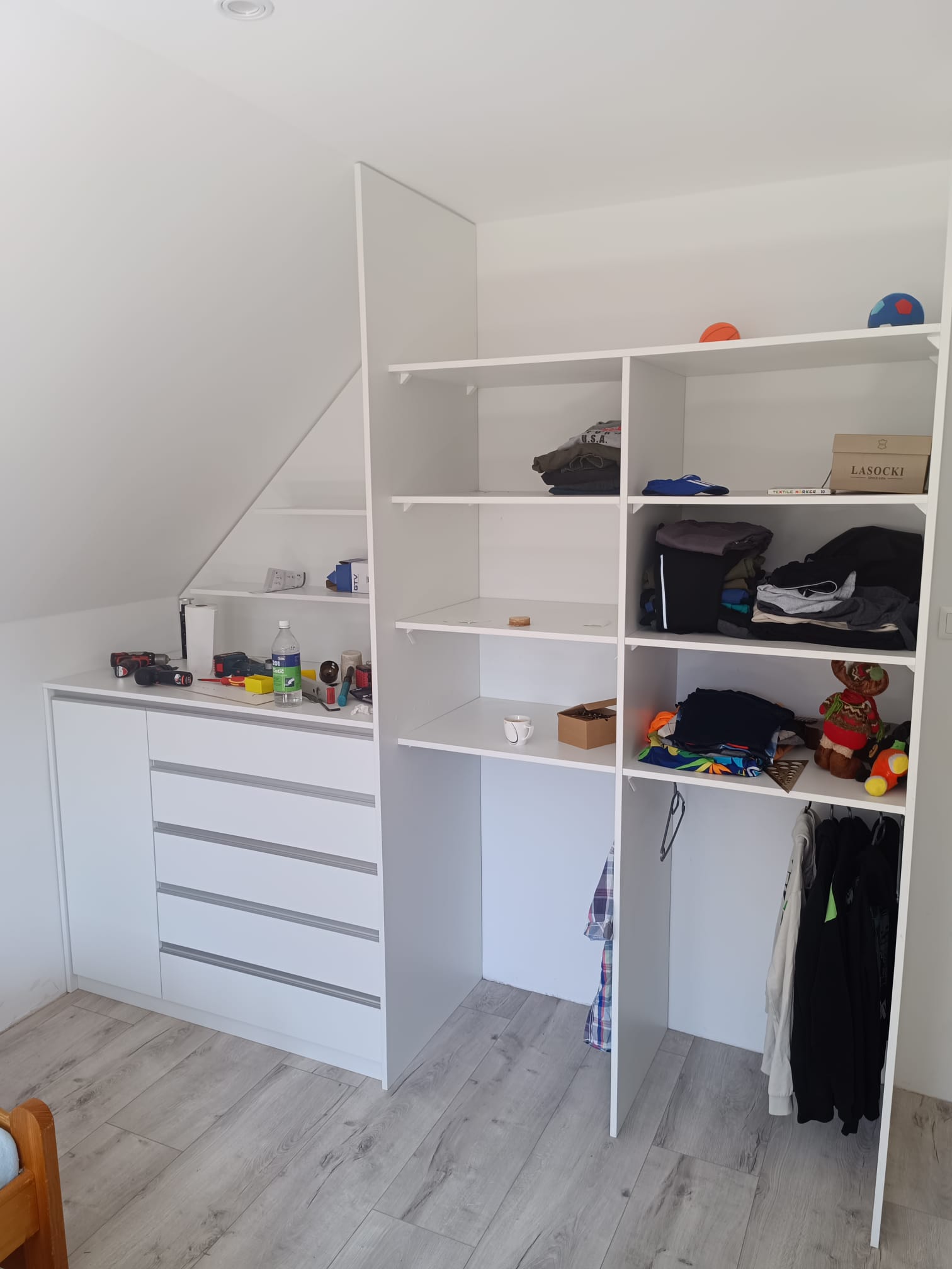 skriňa s množstvom polic