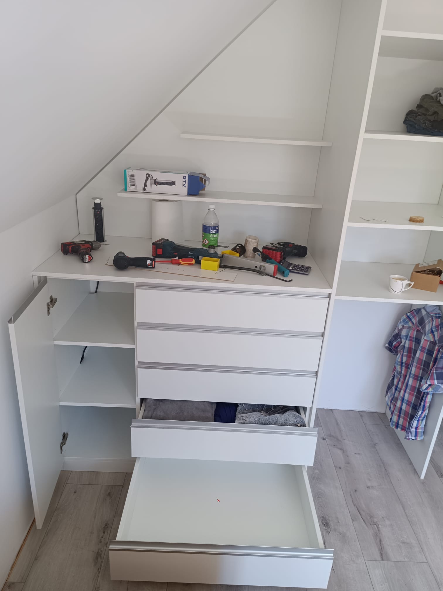 skriňa s množstvom polic